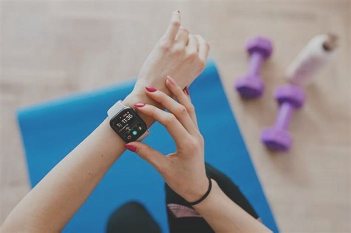 How to Use Your Smartwatch for Posture Analysis and Improvement Exercises